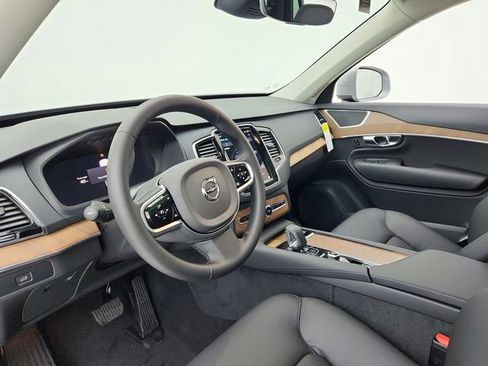 New 2025 Volvo XC90 B6 Plus w/ Protection Package Premier image 24