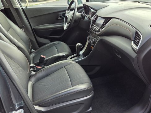 Used 2022 Chevrolet Trax LT w/ LT Convenience Package AWD/4WD image 11