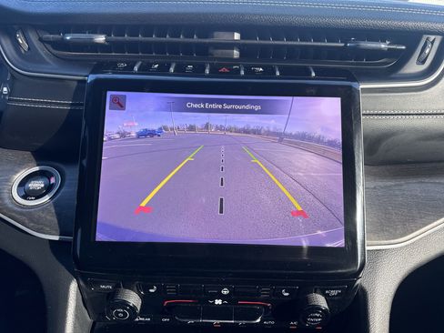 Used 2024 Jeep Grand Cherokee Limited w/ Black Appearance Package image 17