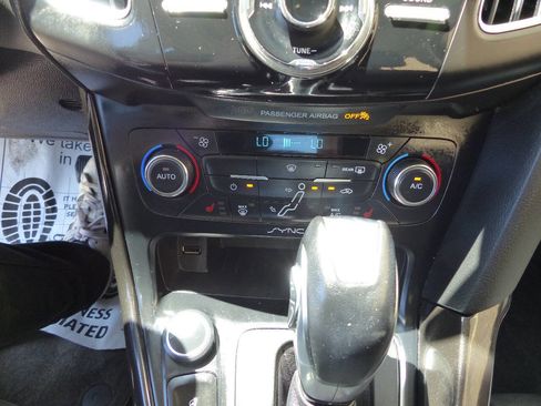 Used 2017 Ford Focus Titanium FWD image 34