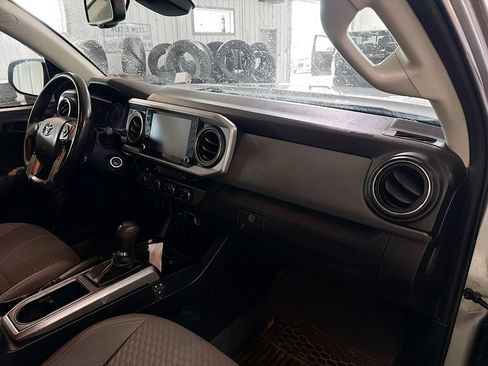 Used 2021 Toyota Tacoma TRD Sport AWD/4WD image 12