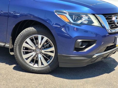 Used 2017 Nissan Pathfinder SV w/ SV Cold Weather Package FWD image 9