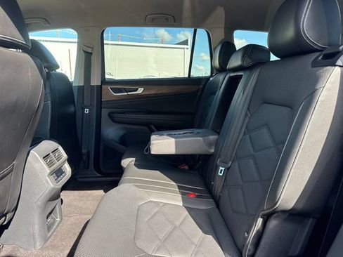Used 2024 Volkswagen Atlas SE FWD image 11