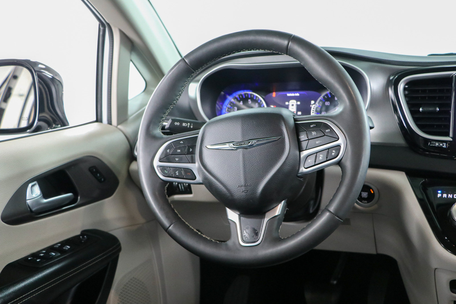 Used 2024 Chrysler Pacifica Touring-L FWD image 12