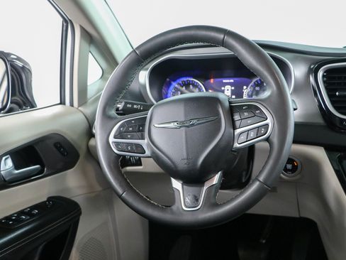 Used 2024 Chrysler Pacifica Touring-L FWD image 12