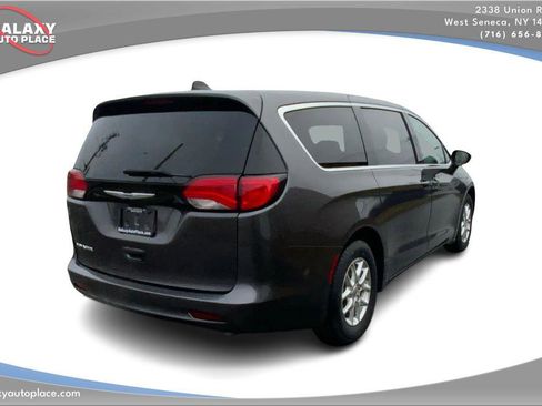 Used 2023 Chrysler Voyager LX image 5