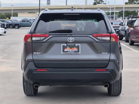 Used 2021 Toyota RAV4 XLE FWD image 5