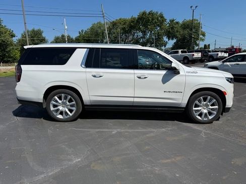 Used 2024 Chevrolet Suburban High Country AWD/4WD image 4