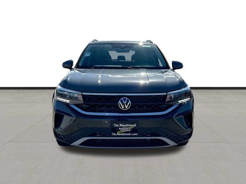 Used 2024 Volkswagen Taos SE FWD image 2