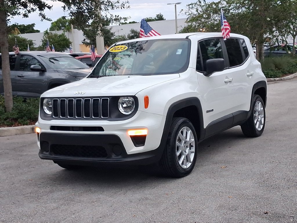 Used 2023 Jeep Renegade Latitude AWD/4WD image 3