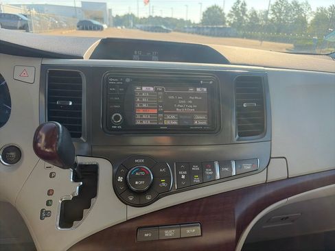 Used 2014 Toyota Sienna XLE AWD/4WD image 22