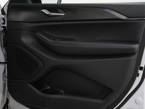 Used 2023 Jeep Grand Cherokee Altitude image 11