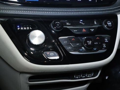 Used 2023 Chrysler Pacifica Touring-L FWD image 25