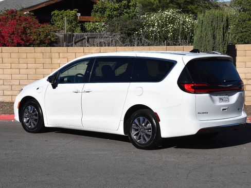 Used 2024 Chrysler Pacifica Limited FWD image 21