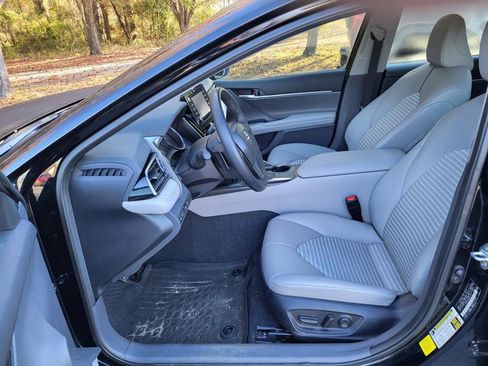 Used 2024 Toyota Camry SE image 11