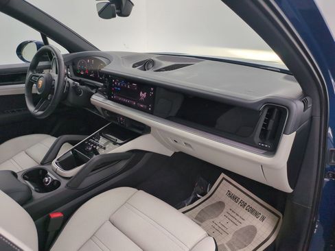 Used 2025 Porsche Cayenne image 26