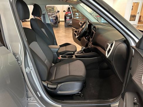 Used 2025 Kia Soul LX w/ LX Technology Package FWD image 35