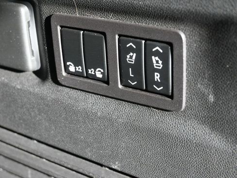 Used 2023 GMC Yukon XL SLT image 23