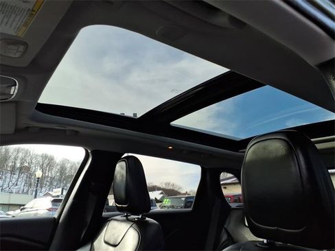 Used 2019 Jeep Cherokee Latitude Plus w/ Comfort/Convenience Group image 11