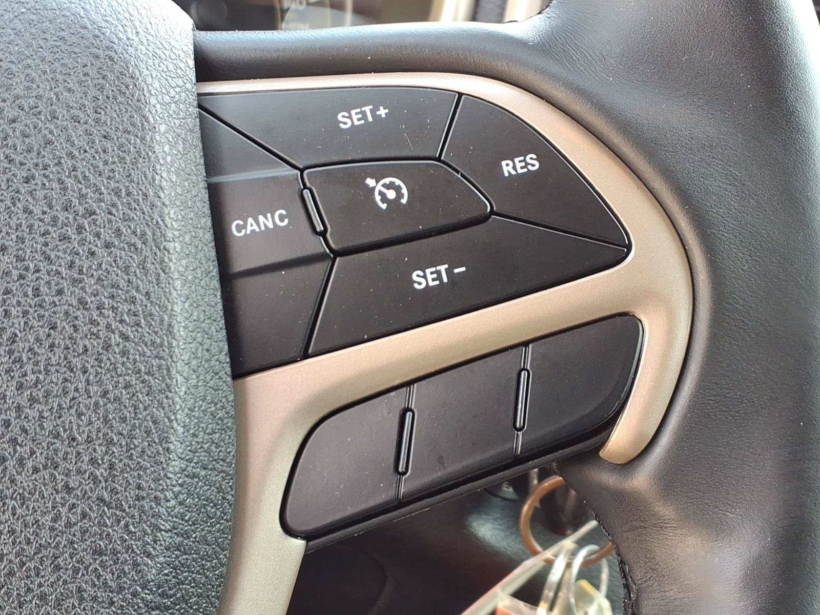 Used 2018 Jeep Cherokee Latitude w/ Altitude Package FWD image 18
