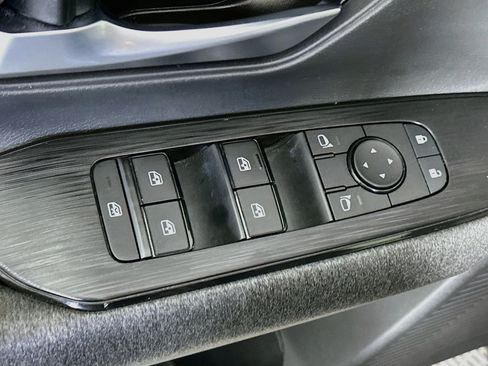 Used 2025 Nissan Kicks SV AWD/4WD image 15