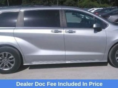 Used 2024 Toyota Sienna XLE FWD image 1