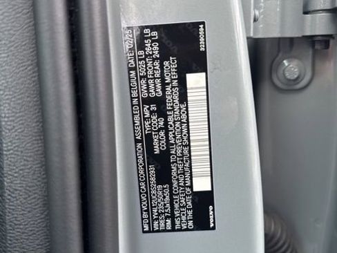 Certified 2025 Volvo XC40 B5 Plus AWD/4WD image 28
