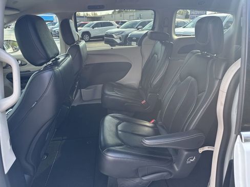 Used 2023 Chrysler Pacifica Touring-L image 12
