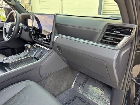 Used 2024 Lexus GX 550 w/ Cold Area Package AWD/4WD image 15