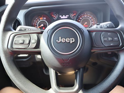 Used 2025 Jeep Wrangler Unlimited Sport AWD/4WD image 13