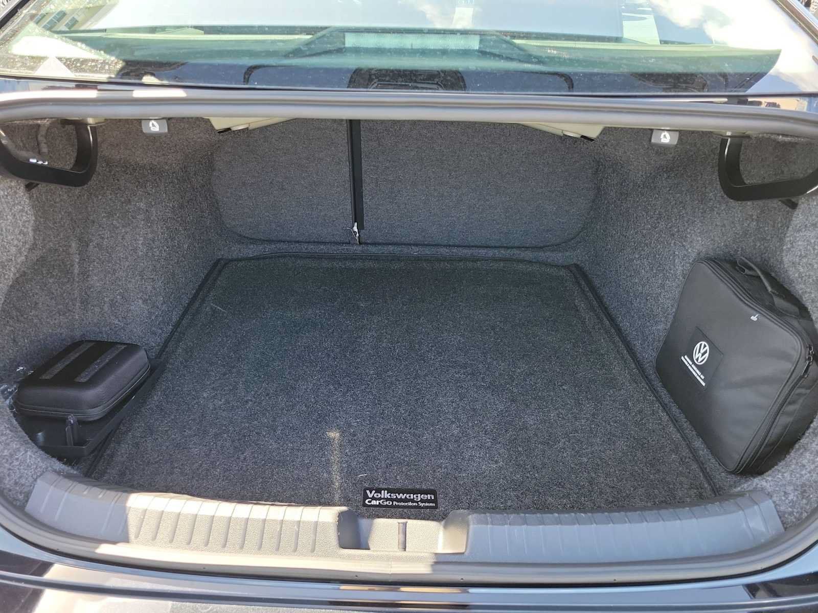 Used 2023 Volkswagen Jetta SE w/ Panoramic Sunroof Package FWD image 32