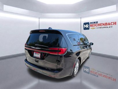 Used 2024 Chrysler Pacifica Touring-L