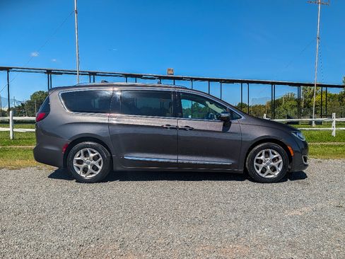 Used 2020 Chrysler Pacifica Limited FWD image 4