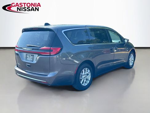 Used 2023 Chrysler Pacifica Touring-L FWD image 9