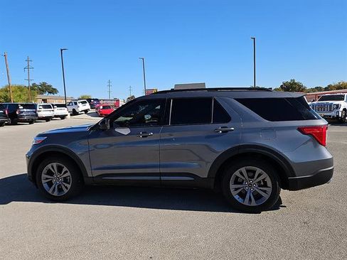 Used 2022 Ford Explorer XLT w/ Equipment Group 202A image 2
