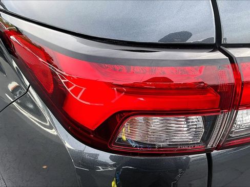 Used 2024 Mitsubishi Outlander SE image 21