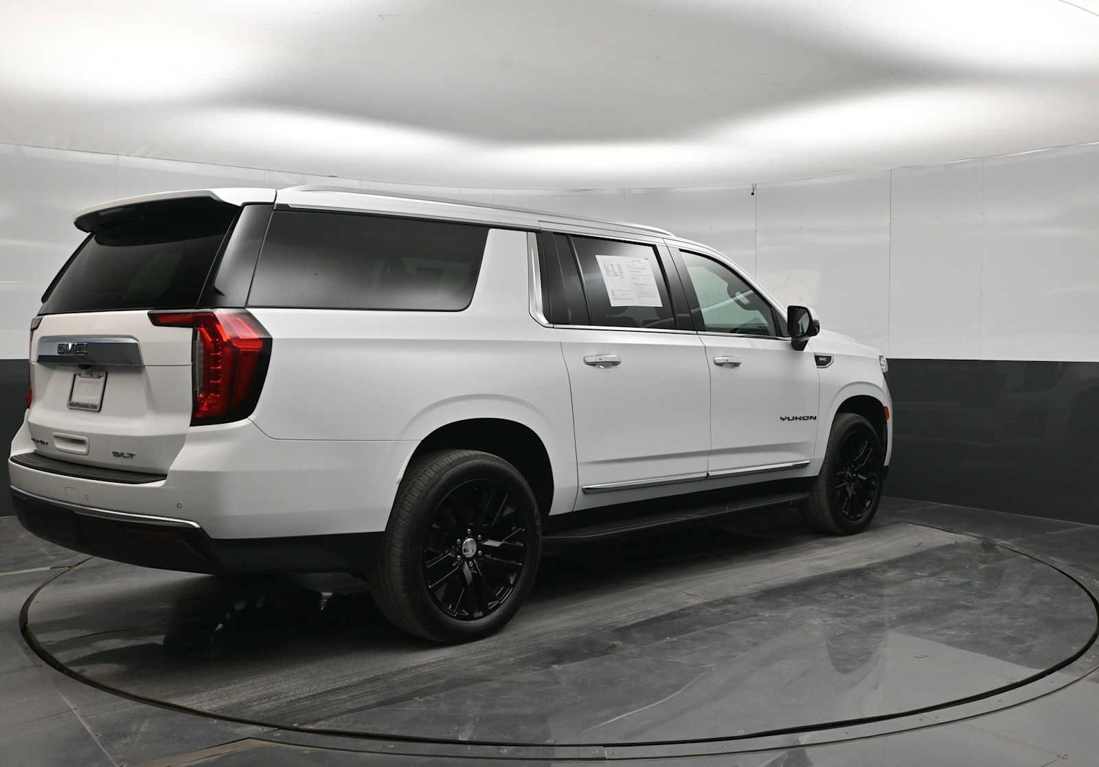 Used 2022 GMC Yukon XL SLT w/ SLT Premium Package AWD/4WD image 7