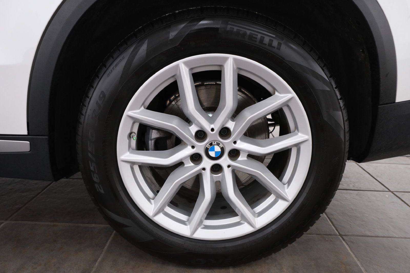 Used 2021 BMW X5 xDrive40i w/ Parking Assistance Package AWD/4WD image 38
