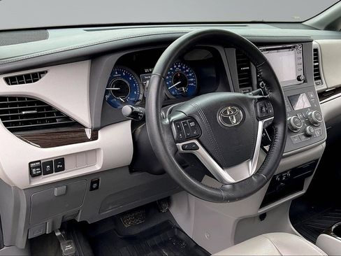 Used 2020 Toyota Sienna XLE w/ XLE Navigation Package image 12