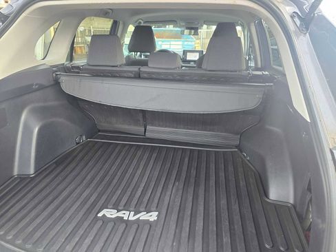 Used 2021 Toyota RAV4 LE image 17