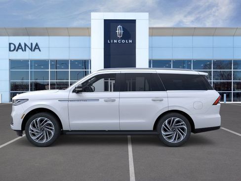 New 2026 Lincoln Navigator Premiere image 3