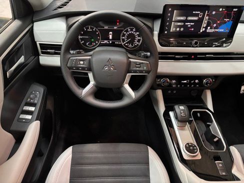 New 2025 Mitsubishi Outlander SE image 18
