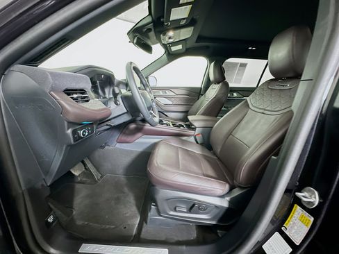 Used 2025 Ford Explorer Platinum w/ LUX Leather Package image 13