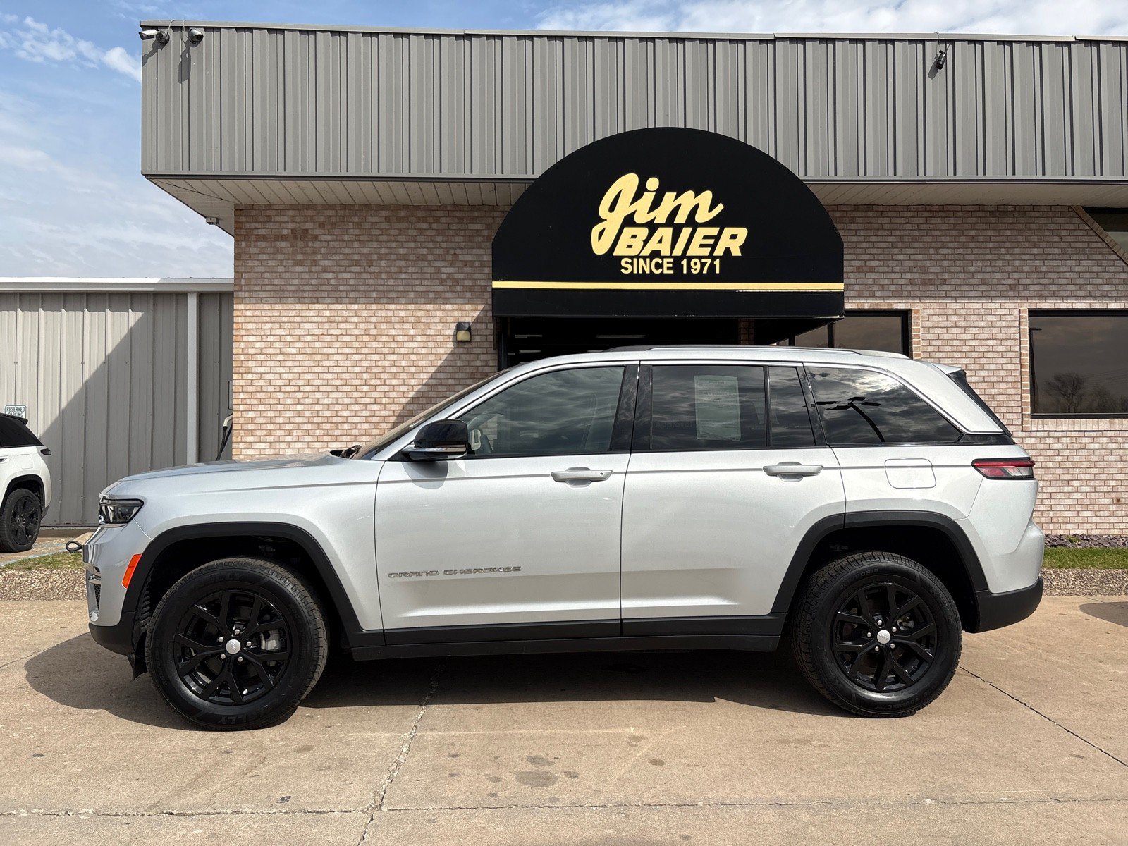 Used 2023 Jeep Grand Cherokee Limited AWD/4WD image 2