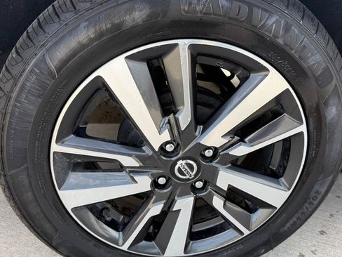 Used 2021 Nissan Versa SV FWD image 10