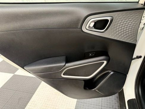 Used 2023 Kia Soul LX w/ LX Technology Package image 14