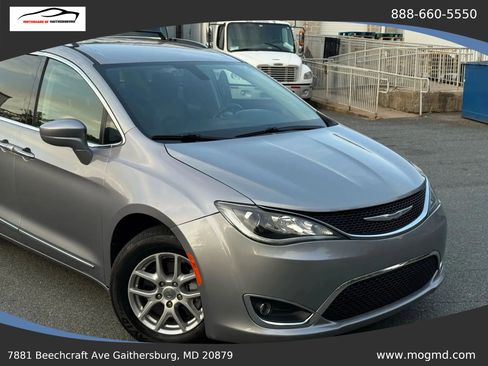 Used 2017 Chrysler Pacifica Touring-L FWD image 2