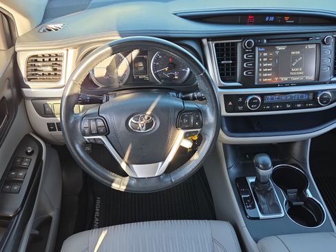 Used 2019 Toyota Highlander Plus FWD image 11