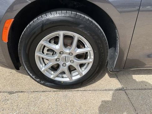 Used 2023 Chrysler Pacifica Touring-L image 31