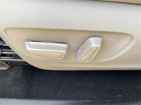 Used 2020 Toyota Highlander L w/ Phone Cable & Charge Package image 15